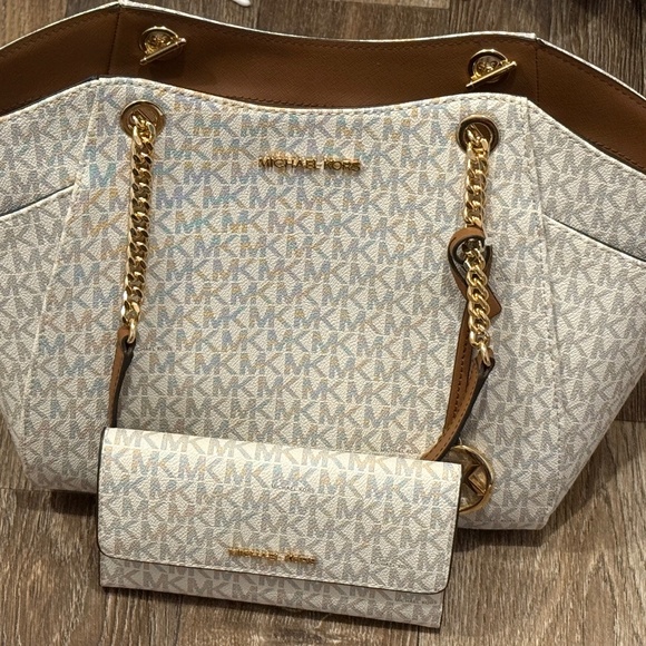 Michael Kors handbag & Wallet - Picture 1 of 1